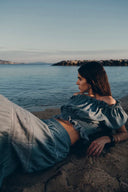 Oluka Rüschiges gerafftes Off-Shoulder-Top aus leichtem Denim