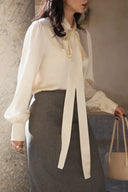 Chloe Bluse mit Schleifenkragen aus 19mm Maulbeerseiden-Satin