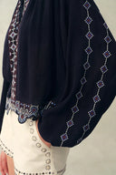 Blair Boho Geborduurde Transparante Kanten Blouse met Pofmouwen in Gekreukte Georgette