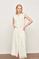 Lunare ärmelloses Polka-Dot-Kleid mit Kordelzug aus gekrepptem transparentem Stoff