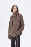Maglione Virginia artigianale con sciarpa staccabile in filato bouclé misto