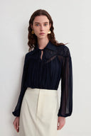 Iris Spitzenbluse aus Crepe Georgette