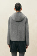 Kort vest met capuchon en borduursel van wolmix Carina