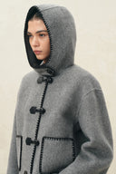 Kort vest met capuchon en borduursel van wolmix Carina