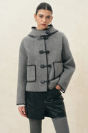 Kort vest met capuchon en borduursel van wolmix Carina