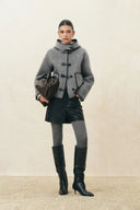 Kort vest met capuchon en borduursel van wolmix Carina