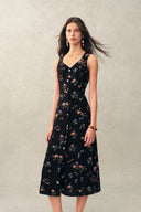 Caro Stitched Floral Scalloped Trim V Neck Cinched Sleeveless Dress in Crinkle Gauze