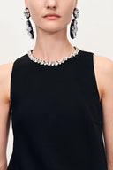 Vestido Odette con cuello redondo y pedrería cosida a mano en tela resistente a las arrugas