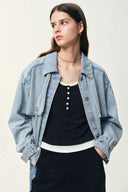 Halle Gewaschene Kurze Trench-inspirierte Jacke aus Hellblauem Denim