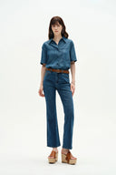 Jeans acampanados cortos Nora en denim elástico