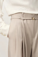 Pantalones de traje Halley de pierna ancha con cinturón atado en tela de traje resistente a arrugas