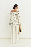 Blusa Top Quillie con Estampado Pintado a Mano, Hombros Descubiertos y Mangas Largas en Sarga de Seda