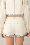 Shorts Cori Boho en denim de coton, coupe trapèze, ornés de nacre et de clous