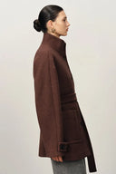 Manteau court à col montant et lien en maille laine mérinos