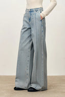 Celeste Hellblaue Faltenweite Jeans aus Baumwoll-Denim