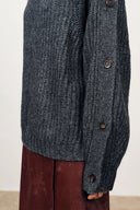 Detalle de botones y hombros descubiertos Kylie en tejido de lana merino hilado grueso