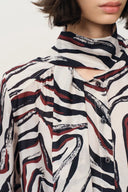 Blusa fluida con estampado de cebra pintado a mano Shakti en sarga fina de seda y lana