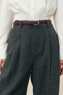 Divina Hose mit geschwungenem Bein und burgunderrotem Gürtel aus 100 % Wolle