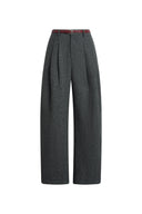 Divina Hose mit geschwungenem Bein und burgunderrotem Gürtel aus 100 % Wolle