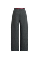 Divina Hose mit geschwungenem Bein und burgunderrotem Gürtel aus 100 % Wolle
