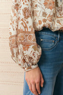 Blusa Vila con maniche a sbuffo floreale ispirata alla Persia in misto cupro