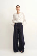 Jeans Holgados Margot con Botones Dobles Coseidos a Mano en Denim de Algodón