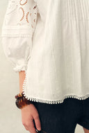 Blusa Iris con Bordado en Costura en V y Mangas Abullonadas en Jacquard de Algodón