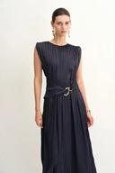 Celeste ärmelloses marineblaues Kleid aus plissiertem Satin