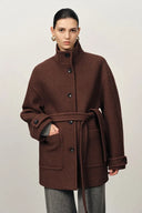 Manteau court à col montant et lien en maille laine mérinos