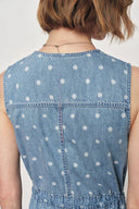 Vestido sin mangas con cintura ajustable de lunares descoloridos de junio en mezclilla ligera de algodón