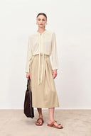 Blusa fluida con lazo Linde en georgette de seda