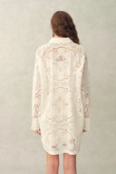 Eliana Lang geschnittenes Shirt mit Cutwork-Stickerei, langen Ärmeln, 100 % Baumwolle und Spitze