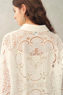 Eliana Lang geschnittenes Shirt mit Cutwork-Stickerei, langen Ärmeln, 100 % Baumwolle und Spitze