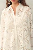 Eliana Lang geschnittenes Shirt mit Cutwork-Stickerei, langen Ärmeln, 100 % Baumwolle und Spitze