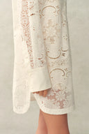 Eliana Lang geschnittenes Shirt mit Cutwork-Stickerei, langen Ärmeln, 100 % Baumwolle und Spitze
