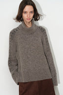 Maglione Ember in jacquard con ricami a mano raffiguranti tralci e collo a sciarpa
