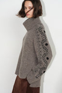 Maglione Ember in jacquard con ricami a mano raffiguranti tralci e collo a sciarpa