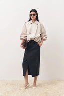 Enyo 皺褶下擺輕量風衣外套，採用風衣布料
