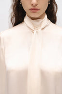 Chloe Bluse mit Schleifenkragen aus 19mm Maulbeerseiden-Satin