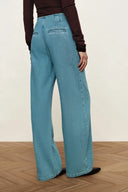 Jeans Soft Sculpture con bloques de color y pierna sutilmente acampanada en denim de algodón