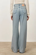 Celeste Hellblaue Faltenweite Jeans aus Baumwoll-Denim