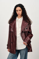 Manteau style trench Ostro en cuir synthétique ciré