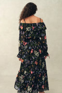 Vestido Granata con estampado pintado a mano y hombros descubiertos en georgette de seda