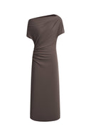 Haselnussfarbenes schulterfreies Kleid mit Drapierung