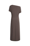 Haselnussfarbenes schulterfreies Kleid mit Drapierung