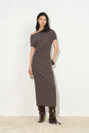 Haselnussfarbenes schulterfreies Kleid mit Drapierung