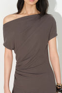 Haselnussfarbenes schulterfreies Kleid mit Drapierung
