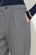 Norma graue Hose mit Kordelzug und geschwungenem Bein