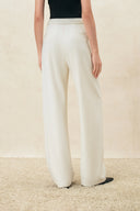 Pantalones Norma blancos de pernera curva con cordón