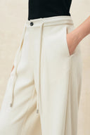 Pantalones Norma blancos de pernera curva con cordón
